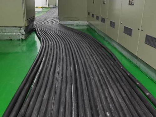 西固如何根据理论计算公式计算温度对特定电压测量结果的影响？