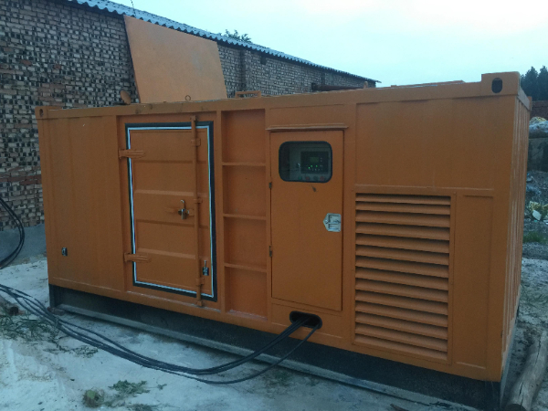 西固发电机组长期使用中，电缆线的敷设路径有哪些要求？